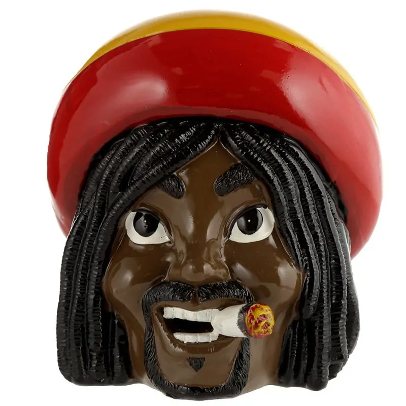 Vtipný vodopád s tekoucím dýmem – Rastaman s dredy a cigaretou