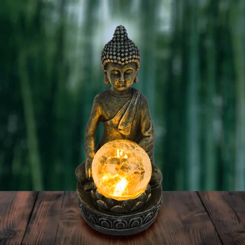 Meditující Buddha se solární LED dekorativně popraskanou koulí