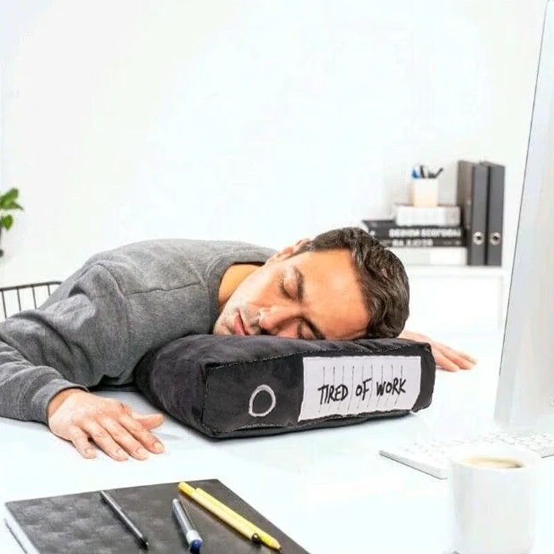 Vtipný polštář ve tvaru pořadače na dokumenty - Tired of Work
