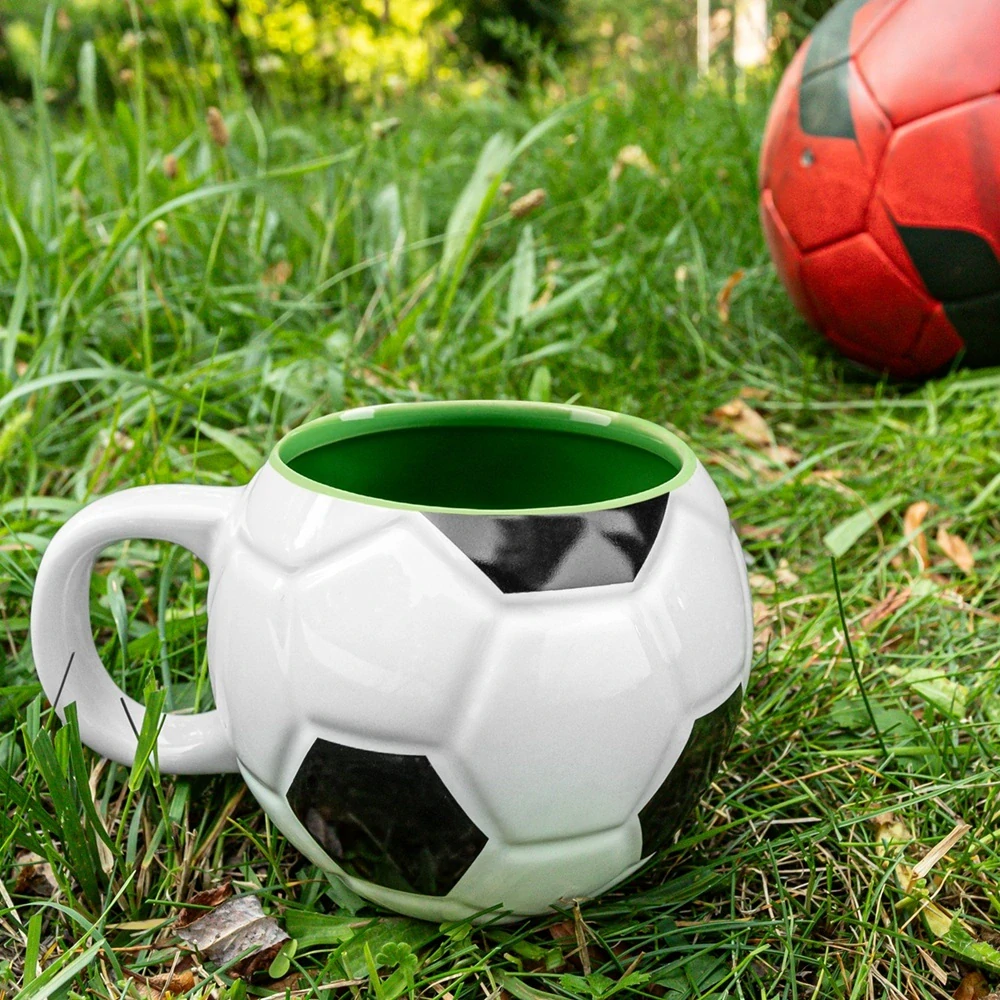 Hrnek pro fotbalistu v krabičce - Fotbalový míč, zelený vnitřek