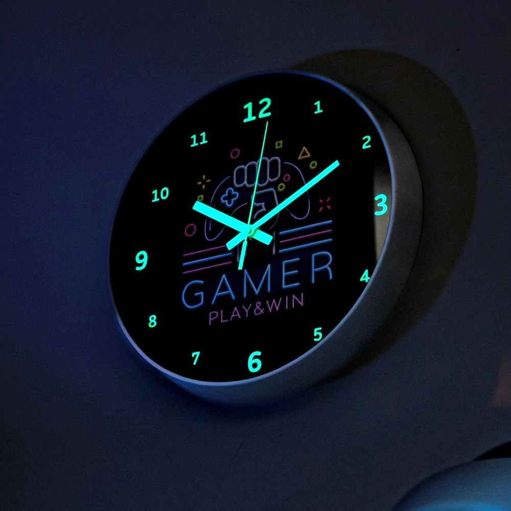 Nástěnné hodiny pro hráče svítící ve tmě – GAMER PLAY & WIN