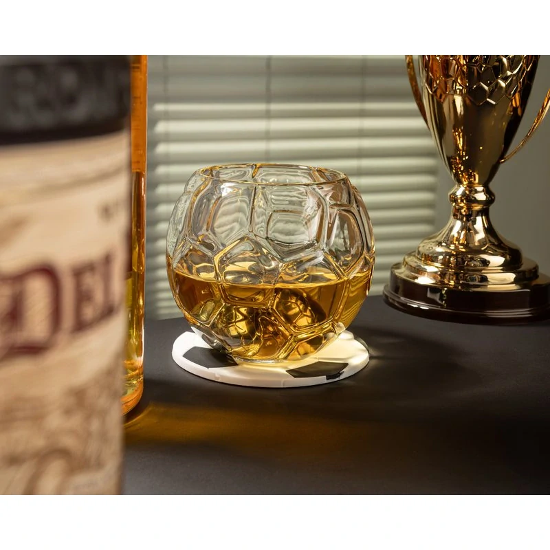 Sklenice na whisky ve tvaru fotbalového míče 300 ml – chladicí kuličky a podtácek v dárkové krabici