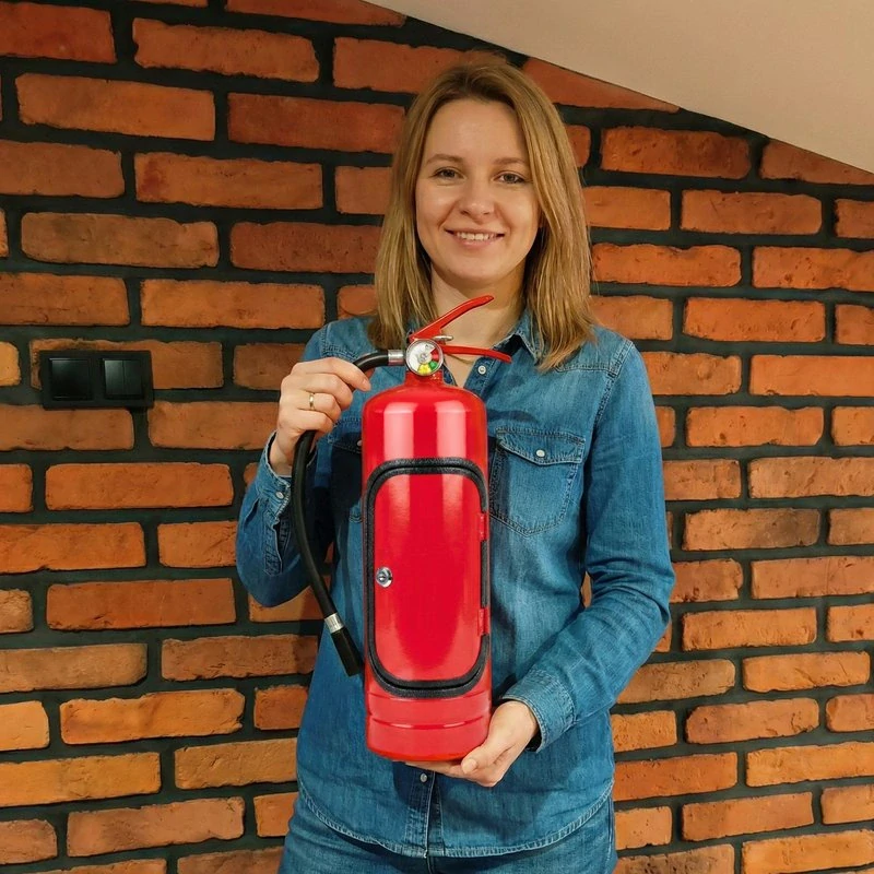 Minibar ve tvaru hasicího přístroje 45 cm – uzamykatelná skrýš na láhev až 1 l, dárek pro hasiče