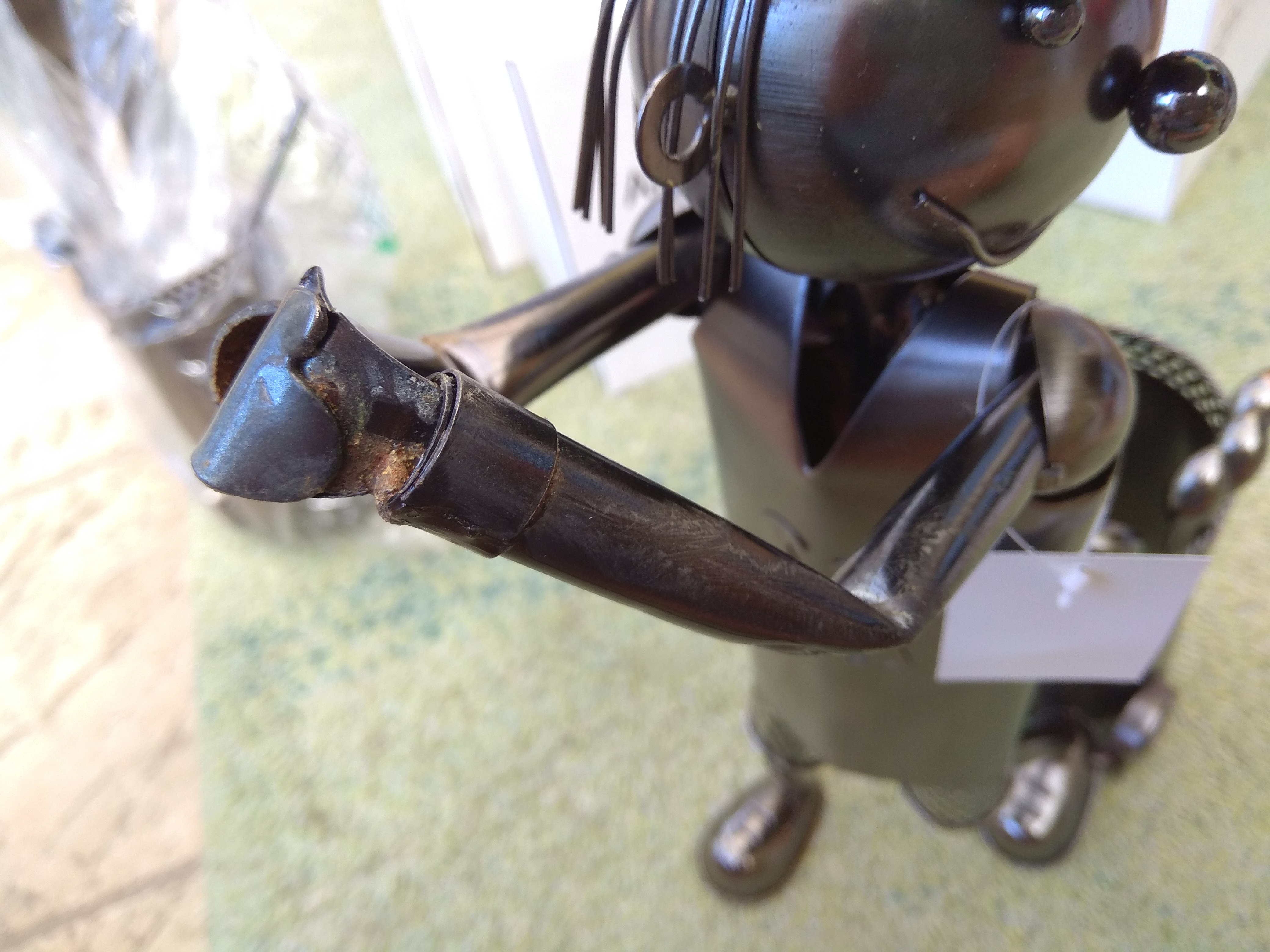 II. JAKOST - Kovový stojan na láhev GOLFISTA S BAGEM (28068), rez na dlaních, rukách a v pravém podpaží