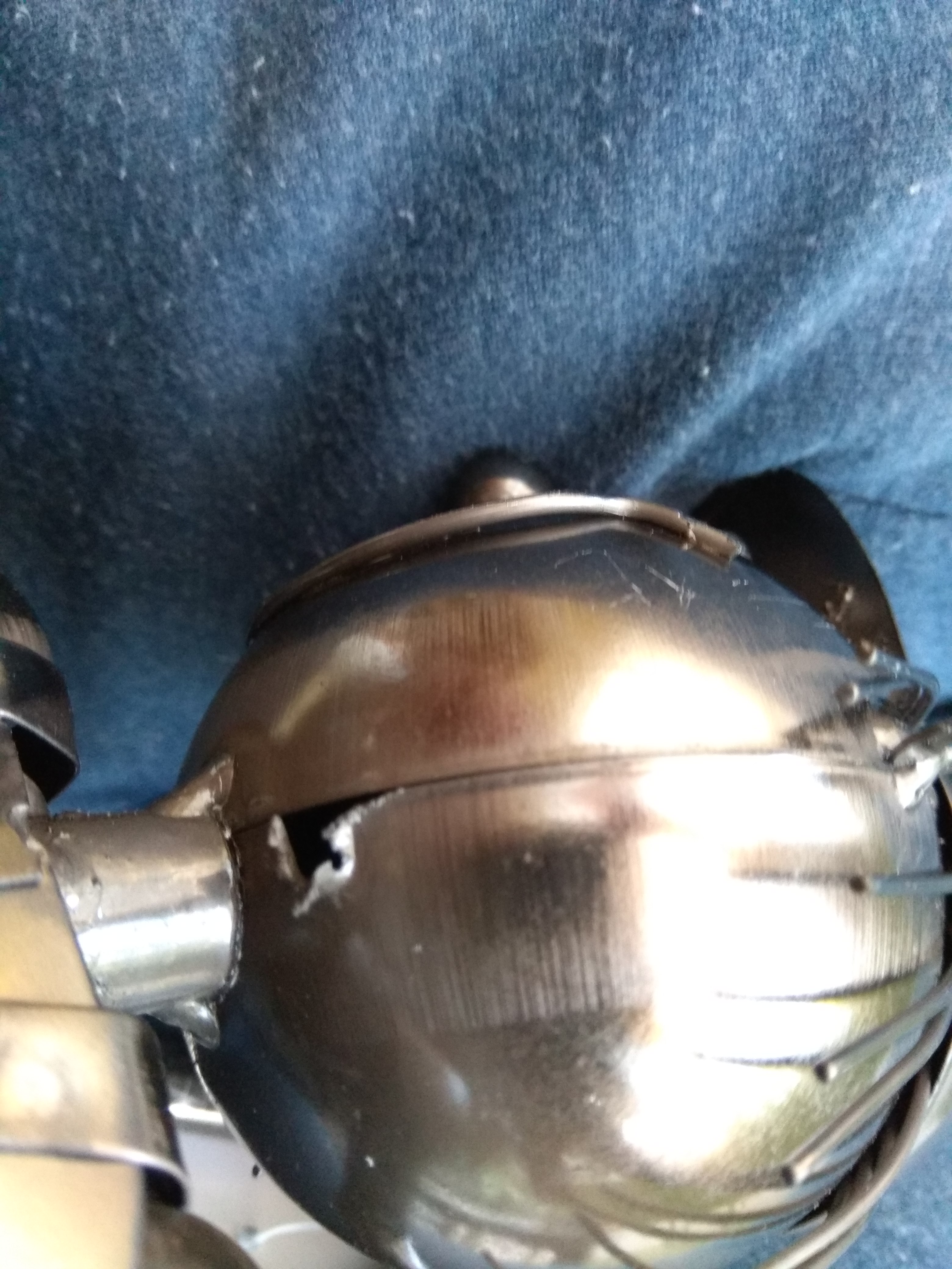 II. JAKOST - Kovový stojan na láhev GOLFISTA S BAGEM (28068), na těle ušpiněno od lepidla (kapky),na přechodu těla a pravé nohy rez, nezačištěný otvor ve spodu hlavy, drobný kaz na bagu