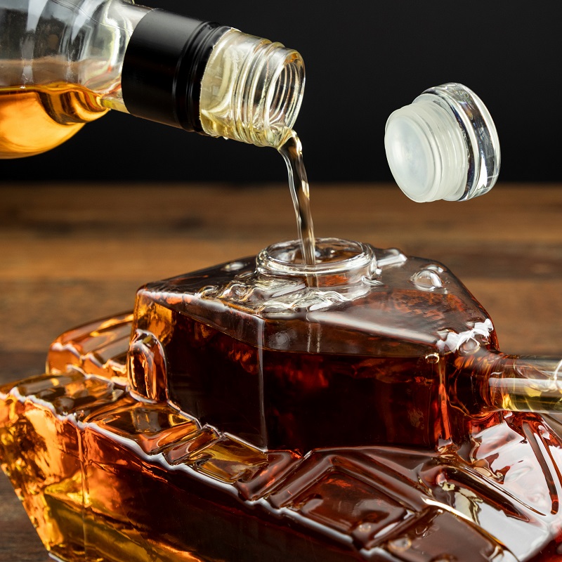 Dárková láhev 1 litr na alkohol - Skleněná karafa Tank