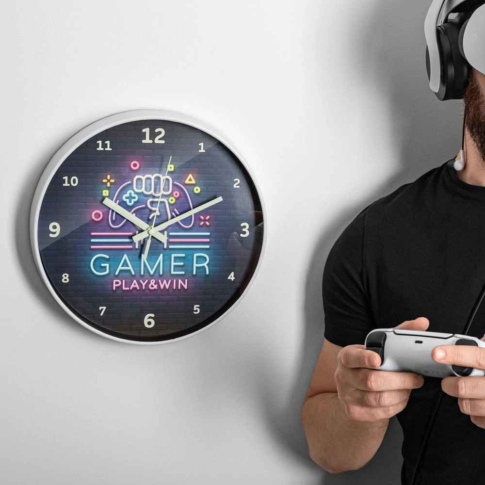 Nástěnné hodiny pro hráče svítící ve tmě – GAMER PLAY & WIN