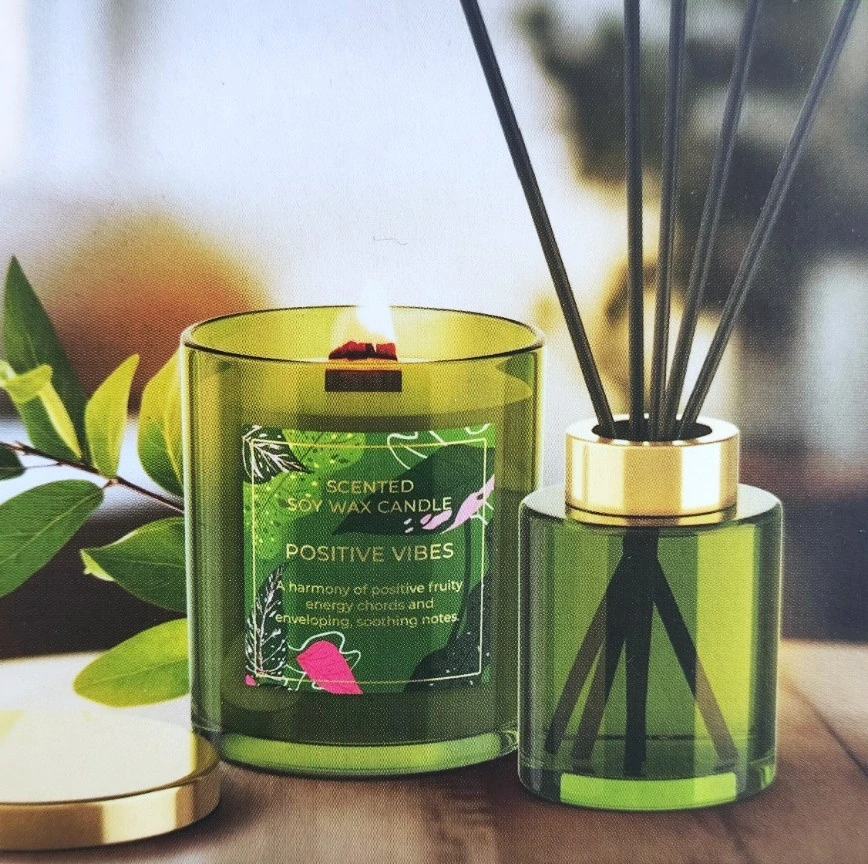 Dárková kazeta aroma difuzér a svíčka Positive Vibes Bartek Candles – vůně ovocně květinová 220 g + 100 ml