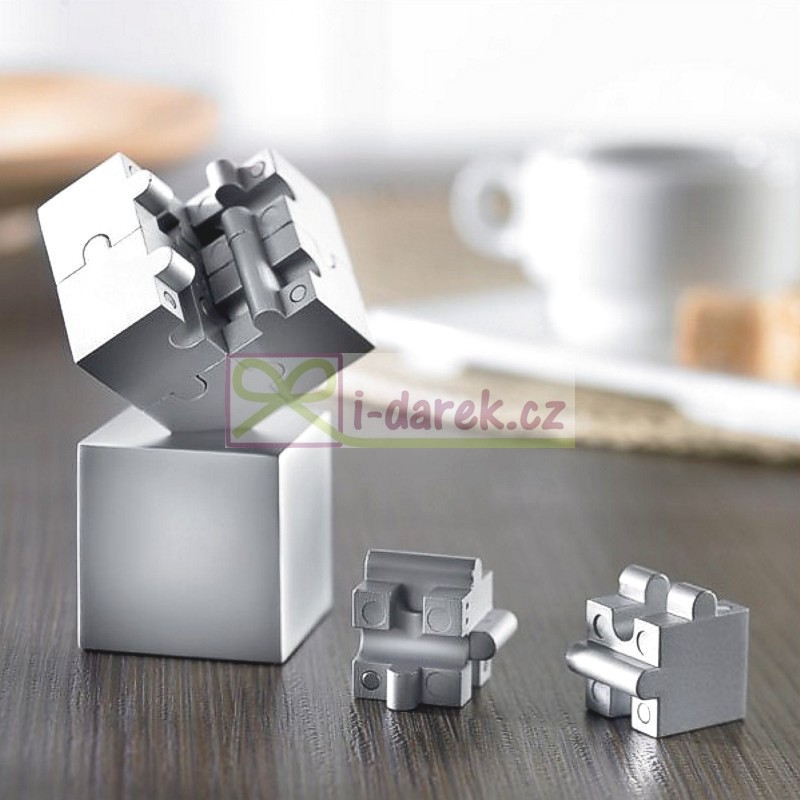 3D kovové puzzle s podstavcem - težítko CUBE