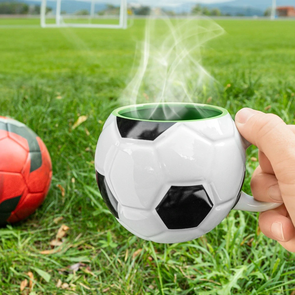 Hrnek pro fotbalistu v krabičce - Fotbalový míč, zelený vnitřek