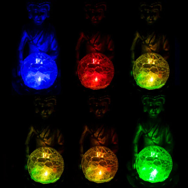 Meditující Buddha se solární LED dekorativně popraskanou koulí