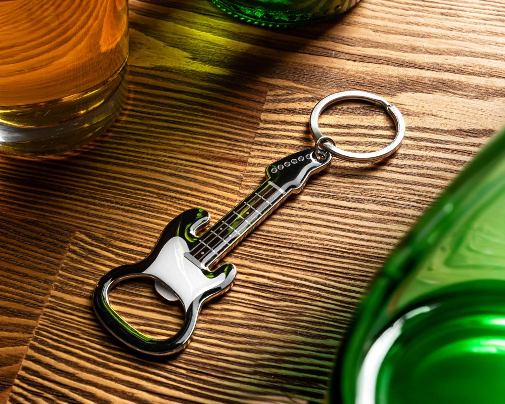 Přívěsek na klíče Černá elektrická kytara – otvírák s magnetem