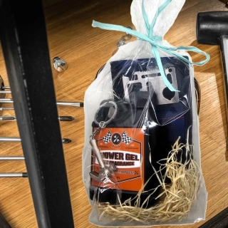 Balíček pro kutily – magnetický náramek, multifunkční karta, sprchový gel a klíčenka - Darot