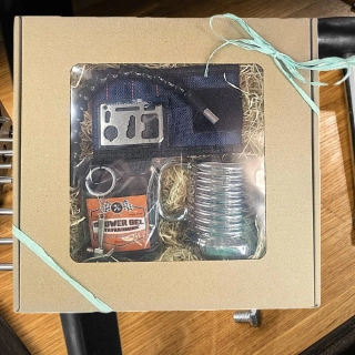 Sada pro kutila – hrnek šroub, nástavec, náramek, multifunkční karta, sprchový gel a klíčenka - Darot